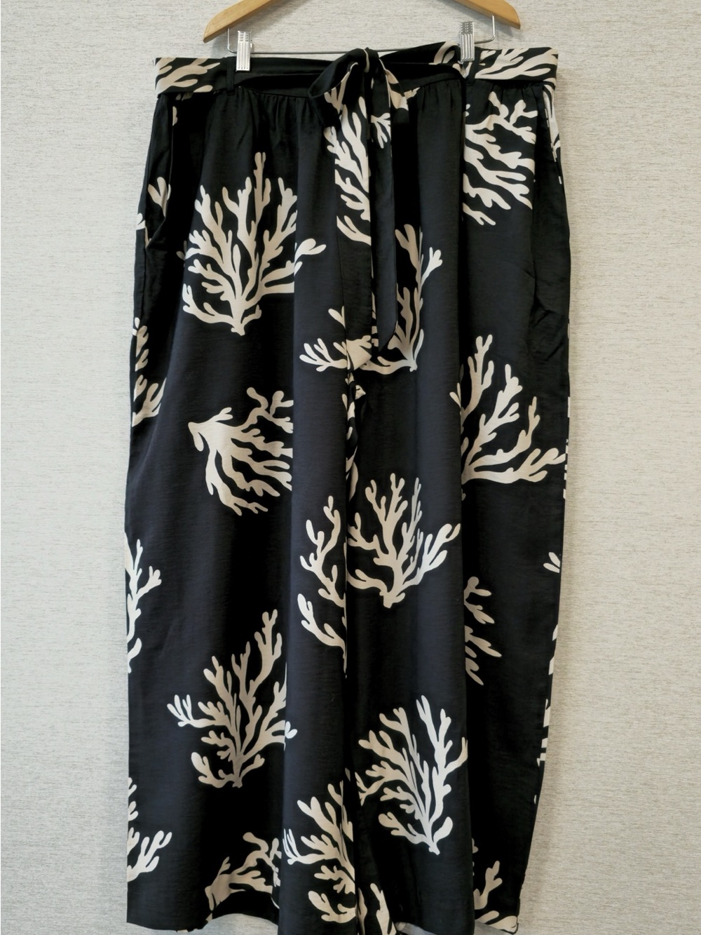 Ava & Viv Black and Cream Wide-Leg Pants with Coral Print